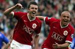 Manchester Uniteds Michael Carrick jubler efter sin scoring til 2-1 i kampen mod Blackburn. 