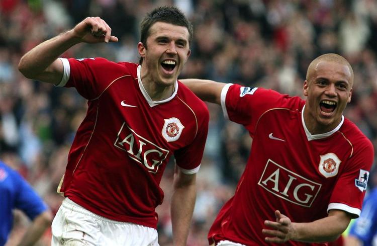 Manchester Uniteds Michael Carrick jubler efter sin scoring til 2-1 i kampen mod Blackburn. 