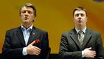 Ukraines præsident Viktor Jusjenko (tv) og lederen af hans parti Vores Ukranine, Vajtjeslav Kirilenko, synger nationalsangen på dagens møde i hovedstaden Kiev. 