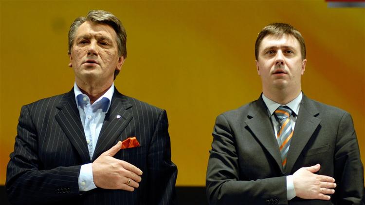 Ukraines præsident Viktor Jusjenko (tv) og lederen af hans parti Vores Ukranine, Vajtjeslav Kirilenko, synger nationalsangen på dagens møde i hovedstaden Kiev. 
