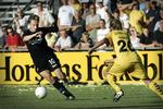 FCK's Jesper Grønkjær afdribler Rasmus Marvits. Grønkjær scorede to af FCK's mål i dagens kamp. 