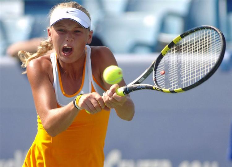 Caroline Wozniacki vandt i to korte sæt over fransk kvinde. 