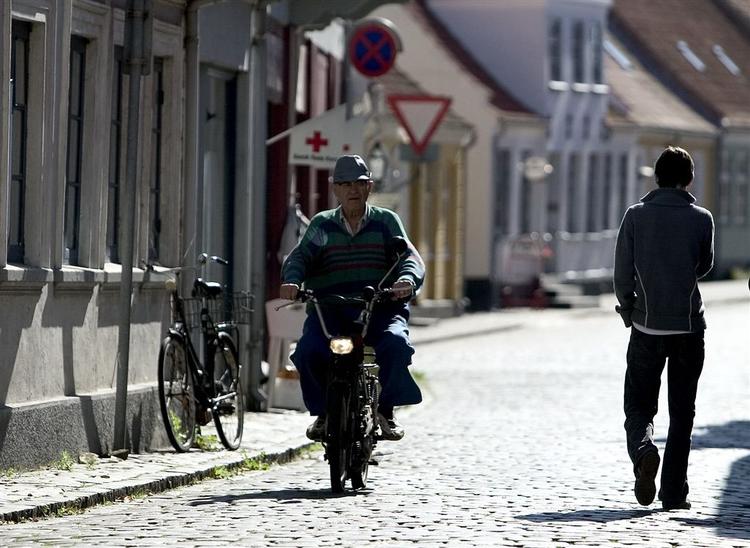 Langt de fleste ældre danskere modtager i dag folkepension, som blev indført for 50 år siden. 