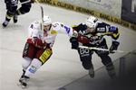 AaB´s Dejan Matejic(t.v.) mod Hernings Roman Cech i en tidligere finalekamp mellem de to hold. 