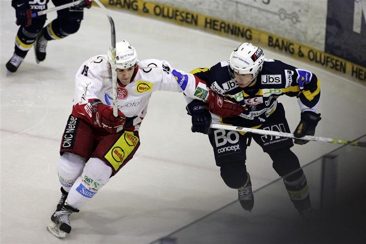 AaB´s Dejan Matejic(t.v.) mod Hernings Roman Cech i en tidligere finalekamp mellem de to hold. 