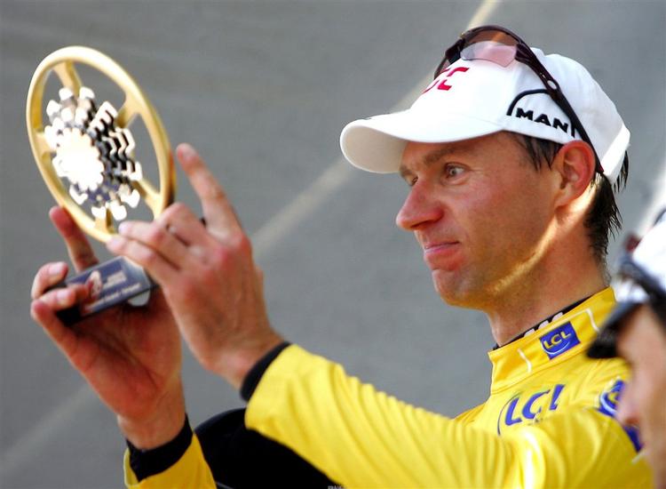 CSC's Jens Voigt med hans nyvundne trofæ. 