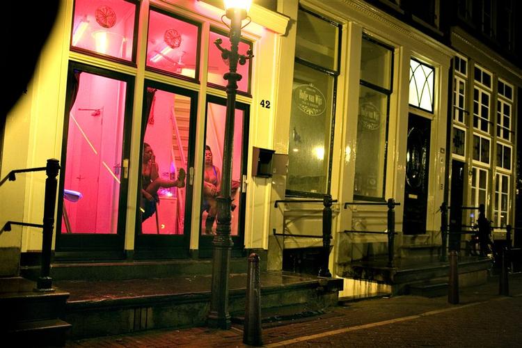 Et udstillingsvindue i Amsterdams 'Red-light District' koster fra omkring 110 euro i leje for en nat. 