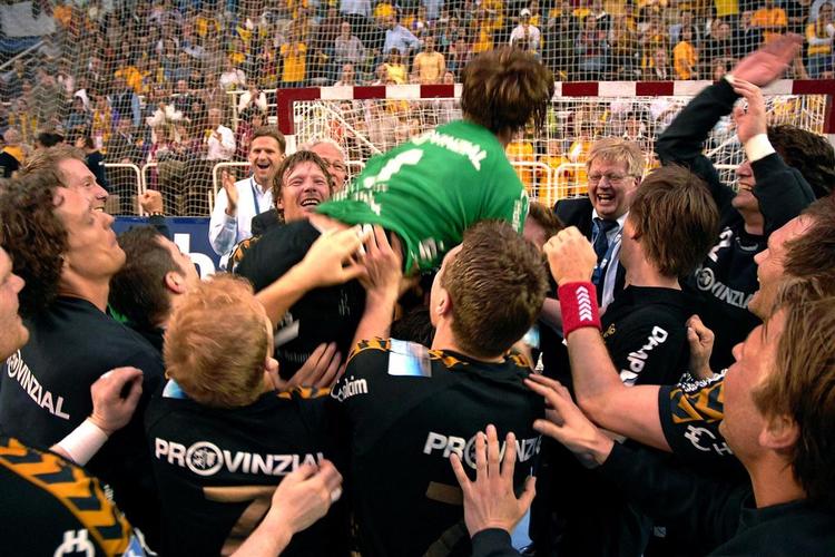 Den svenske keeper Beutler får en lufttur efter den afgørende redning. 