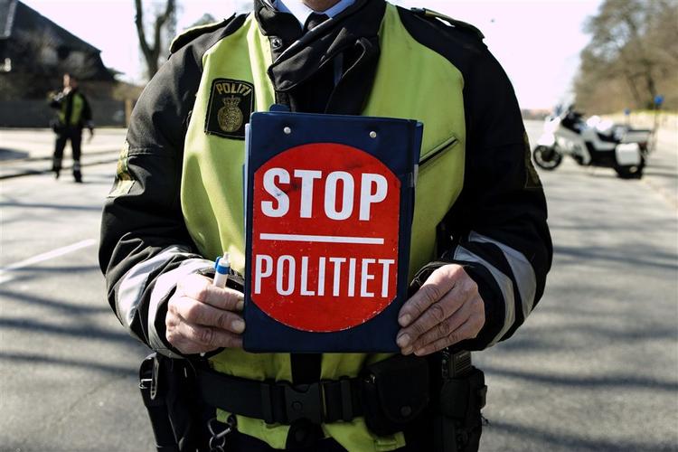 Politiet leder efter den mand, der kørte to-årig pige ned på gangsti-system ved Greve. 