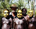 MALERISK. Egentlig var det gamle, men stærkt sceniske fotografier af de indfødte aboriginers liv ved den store sump, der inspirerede instruktøren Rolf de Heer. Han placerede sine skuespillere i samme positurer som på de oprindelige fotografier, og resultatet er en meget smuk film. Billedet her er fra dokumentarfilmen om tilblivelsen af 'Ten Canoes', 'The Balanda And The Bark Canoes'. Foto: NatFilm Festival 