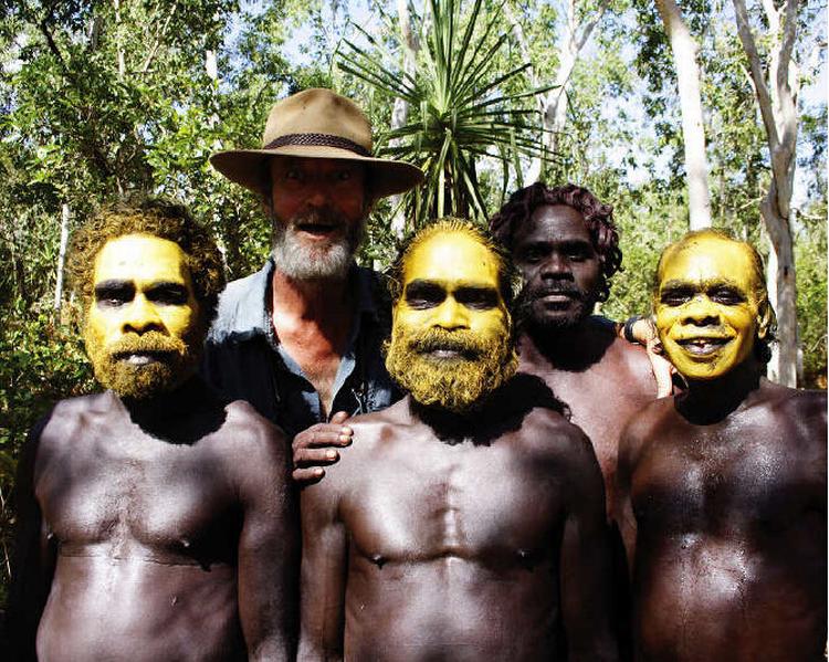 MALERISK. Egentlig var det gamle, men stærkt sceniske fotografier af de indfødte aboriginers liv ved den store sump, der inspirerede instruktøren Rolf de Heer. Han placerede sine skuespillere i samme positurer som på de oprindelige fotografier, og resultatet er en meget smuk film. Billedet her er fra dokumentarfilmen om tilblivelsen af 'Ten Canoes', 'The Balanda And The Bark Canoes'. Foto: NatFilm Festival 