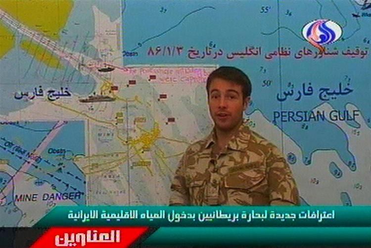 Billeder fra Irans officielle, statsejede tv-kanal. Søndag blev optagelser af to af marinesoldaterne foran et kort af den Persiske Golf fremvist for tv-seerne. 
