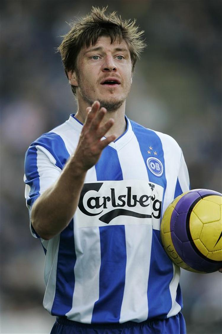 Thomas Helveg forblev på banen i hele kampen mod AaB, selv om han lavede forseelser, der burde have givet tre gule kort. 