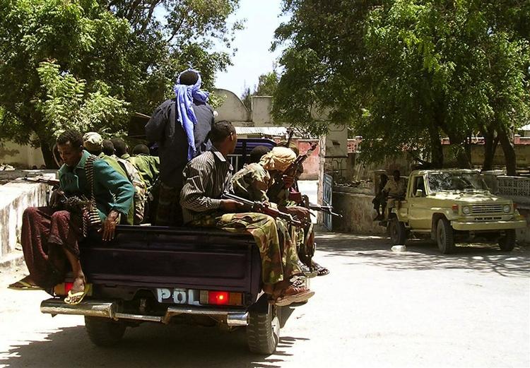 Regeringsstyrker patruljer i Mogadishus gader. 