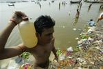 En mand henter vand i Ganges i Indien. I en rapport fra Verdensnaturfonden rangerer Ganges på top ti over de floder, som er mest truede af forurening og klimaforandringer. 