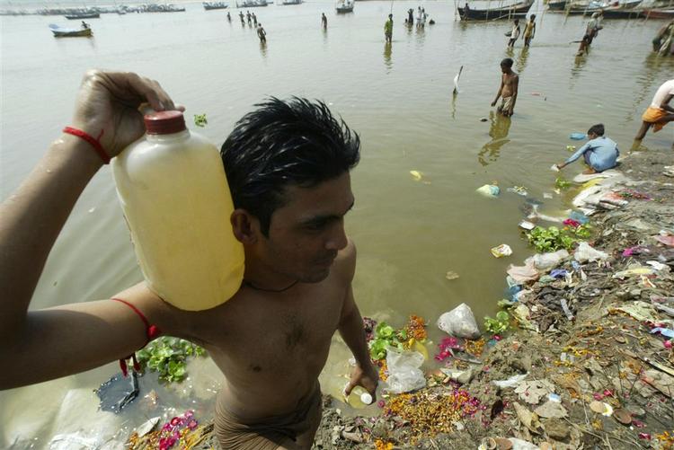 En mand henter vand i Ganges i Indien. I en rapport fra Verdensnaturfonden rangerer Ganges på top ti over de floder, som er mest truede af forurening og klimaforandringer. 