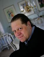 Christian Grønlykke mener, at Djævlens Advokat bør komme ned i den nye Løgismose- forretning på Østerbro og købe noget oksekød og »alt det ekstra, man lige kommer ned i kurven«, når man handler i forretningen. Foto: Finn Frandsen 