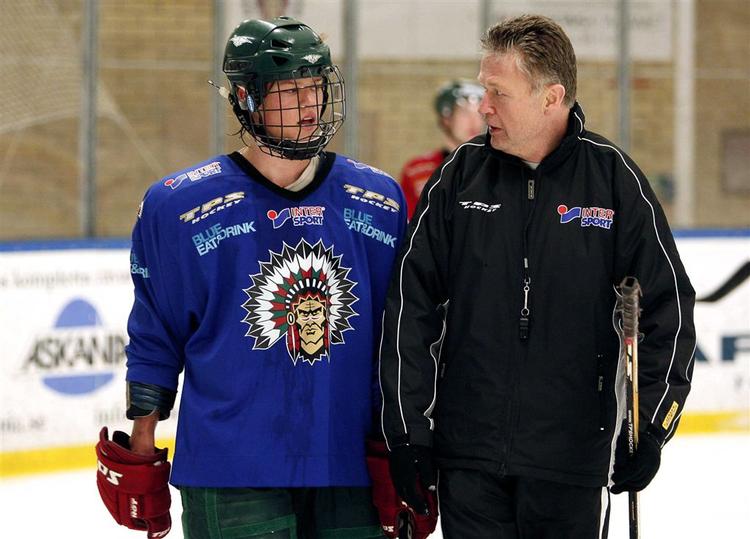 Philip Larsen, der siden januar har trænet med A-holdet i Västra Frölunda, sammen med holdets træner Per Bäckman. 