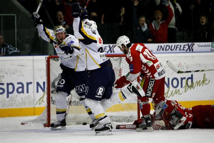 Hernings Pekka Tirkkonen jubler sammen med Kevin Marsh efter sin scoring til 1-1. 