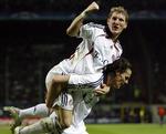 Bayern Münchens Daniel van Buyten(nederst) fejres af holdkammeraten Bastian Schweinsteiger efter et af de tyske mål. 