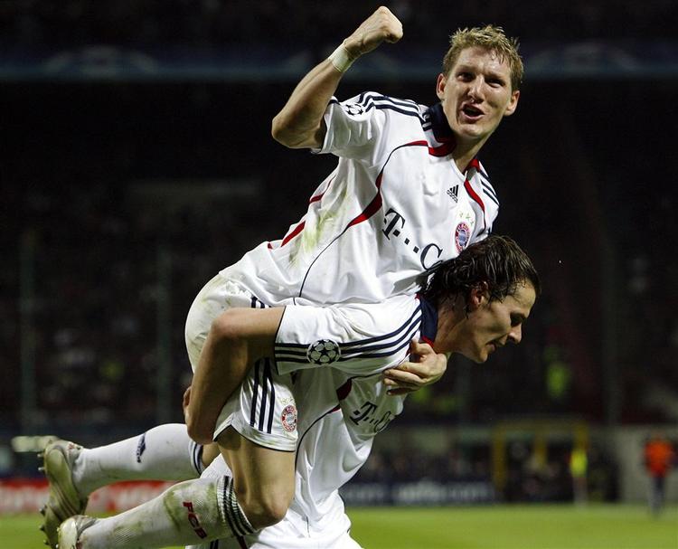 Bayern Münchens Daniel van Buyten(nederst) fejres af holdkammeraten Bastian Schweinsteiger efter et af de tyske mål. 