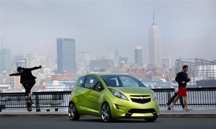 Chevrolet Beat, her fotograferet med New Yorks skyline som baggrund. 