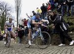 Tom Boonen (bagerst) kom i 2006  til mål med landsmanden Leif Hoste, som han så slog i spurten. Tom Boonen kan i år vinde klassikeren for tredje sæson i træk. 