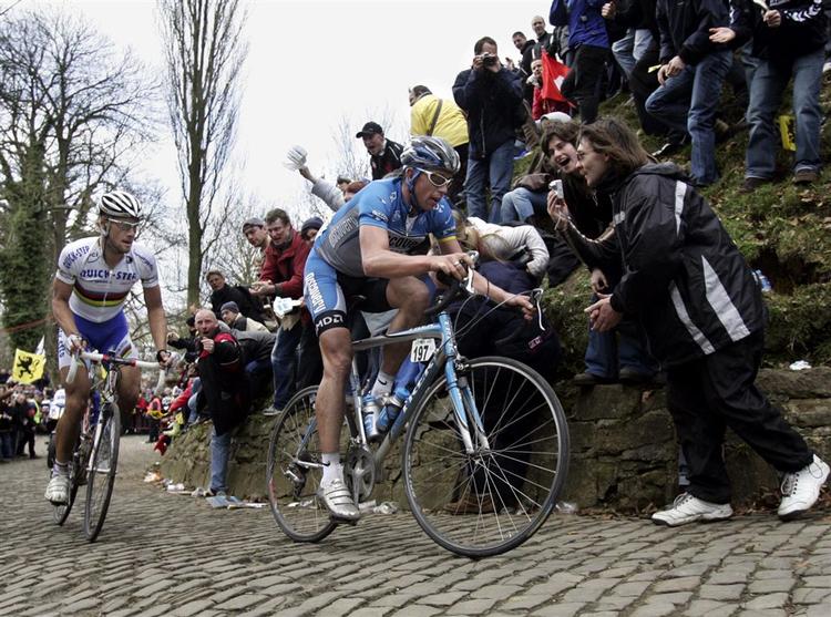 Tom Boonen (bagerst) kom i 2006  til mål med landsmanden Leif Hoste, som han så slog i spurten. Tom Boonen kan i år vinde klassikeren for tredje sæson i træk. 
