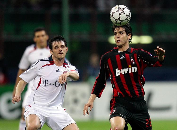 Willy Sagnol i kamp med Milans Kaká under tirsdagens kvartfinale. 