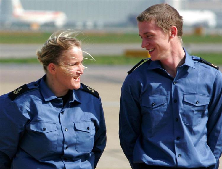 To af de løsladte soldater, Kaye Turney (t.v.) og Simon Massey, kunne smile i lufthavnen i Heathrow efter 13 dage i iransk fangenskab. 