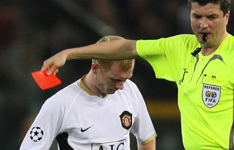 Allerede efter godt en halv time af onsdagens kvartfinale mod Roma havde Paul Scholes ifølge den tyske dommer Herbert Fandel gjort sig fortjent til et tidligt bad. 