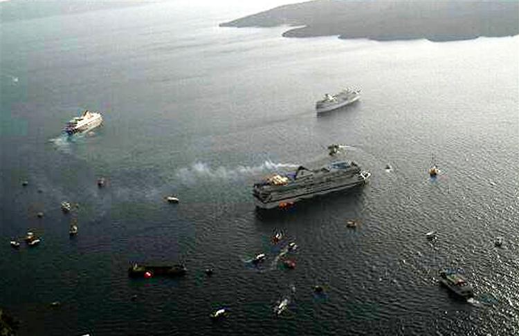 Omkring et dusin skibe hjalp til ved evakueringen af det grundstødte krydstogtsskib ved Santorini. 