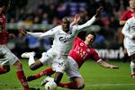 Kampens bedste spiller, Atiba Hutchinson, fældes af Silkeborgs Steven Lustü i det lille felt. 