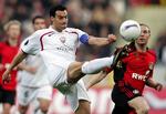 Leverkusen's Andrij Voronin (th) må se Osasunas Cruchaga sparke bolden væk for næsen af ukraineren. 