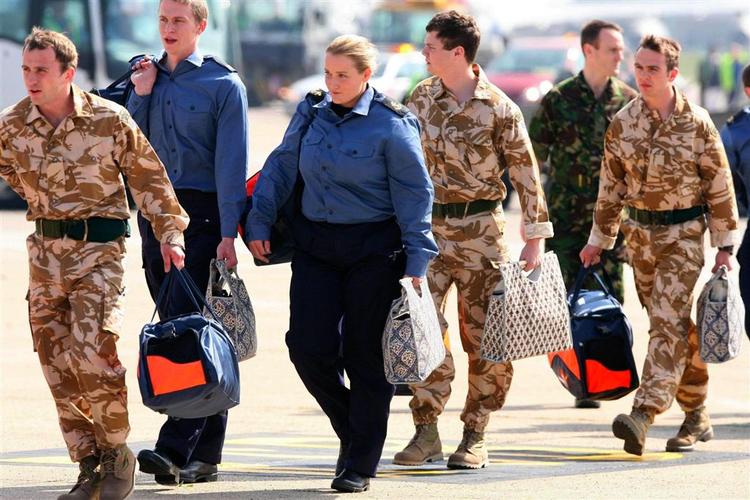 De britiske søfolk ankom til Londons Heathrow lufthavn i går eftermiddag. 