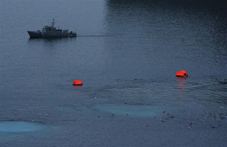 Søværnets dykkere leder fortsat efter to passagerer, som er savnet efter skibsforliset. 