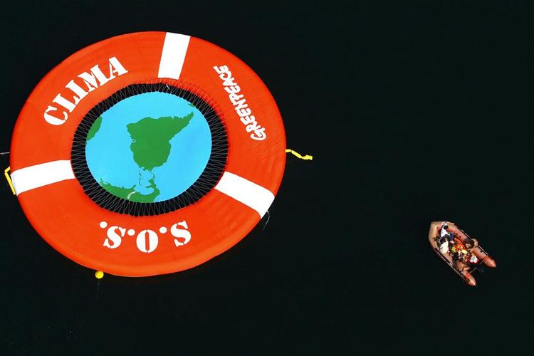 Den globale opvarmning er i fokus verden over for tiden. Her domonstrerer Greenpeace ud for Braziliens kyst. 