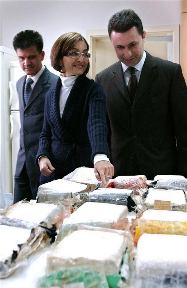 Denmakedonske indenrigsminister Gordana Jankulovska kører angiveligt rundt i David Beckhams stjålne bil. her er hun med landets premierminister Nikola Gruevski (th). 