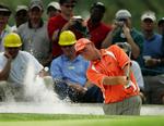 Et par tilskuere har taget deres forholdsregler, selv om det er verdens bedste der sender de hårde golfbolde af sted. Her er Thomas Bjørn på vej op fra bunkeren under onsdagens træningsrunde på Augusta National. 