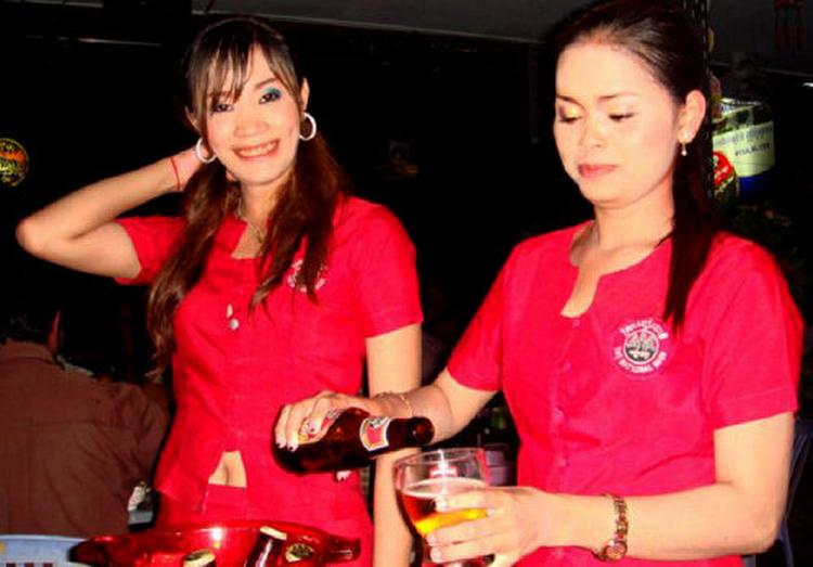 Promotion girls. Langtfra alle cambodjanske mænd kan skelne  mellem ølpigerne og kvinder, der sælger deres krop, og mange af de ansatte udsættes for grov sexchikane, voldtægt, vold og i enkelte tilfælde ligefrem drab. 