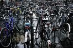 Transportminister vil forbedre cyklisternes forhold. Her den udskældte cykelparkering ved hovedbanegården. 