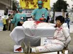 I årevis er Kina blevet kritiseret for at sælge organer fra henrettede fanger. Billedet er fra en demonstration i Bruxelles i fjor, organiseret af medlemmer af meditationskulten Falun Gong 