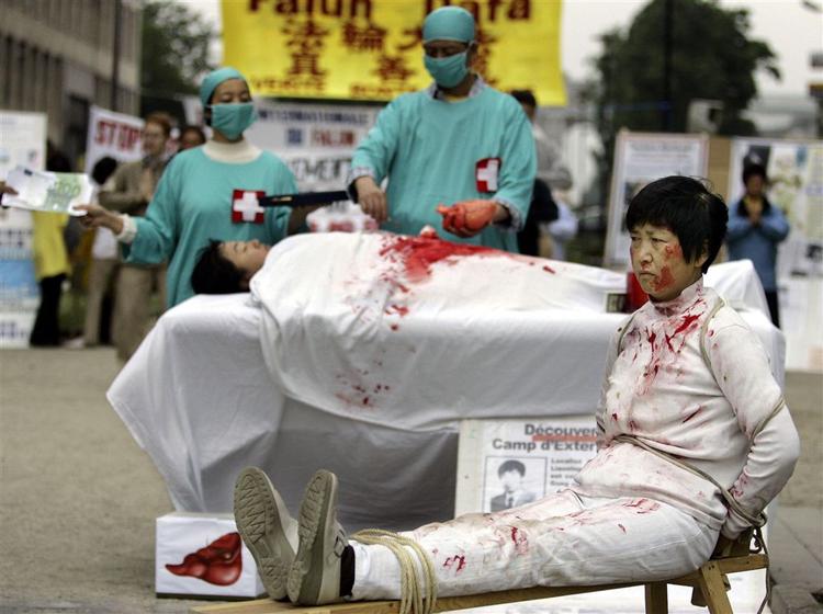 I årevis er Kina blevet kritiseret for at sælge organer fra henrettede fanger. Billedet er fra en demonstration i Bruxelles i fjor, organiseret af medlemmer af meditationskulten Falun Gong 