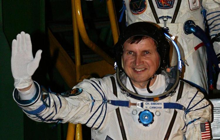 Den 58-årige softwaremilliardær Charles Simonyi boede i 1960'erne to år i Danmark. Nu er han om bord på en russisk rumraket. 