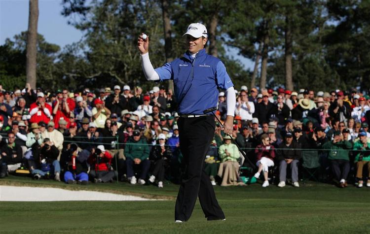 Zach Johnson sluttede af med en par på 18. hul, og måtte derefter vente på, at Tiger Woods spillede færdig, inden han kunne fejre sin sejr i US Masters. 