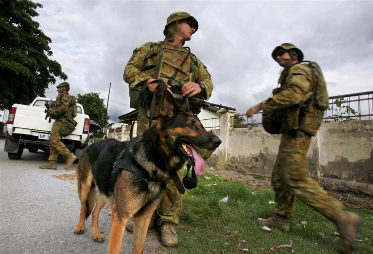 Australsk militærpatrulje med sporhunde i hovedstaden Dili. 