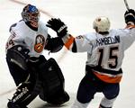 Målmand Wade Dubielewicz og angriberen Jeff Tabellini, der begge det meste af sæsonen har været holdkammeratter med Frans Nielsen i Bridgeport, fejrer Islanders slutspilsplads, efter Wade Dubielewicz havde reddet det afgørende straffeslag. 
