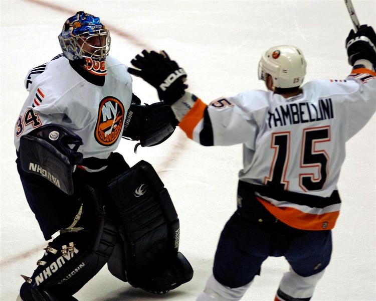 Målmand Wade Dubielewicz og angriberen Jeff Tabellini, der begge det meste af sæsonen har været holdkammeratter med Frans Nielsen i Bridgeport, fejrer Islanders slutspilsplads, efter Wade Dubielewicz havde reddet det afgørende straffeslag. 