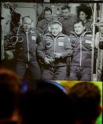 Milliardæren Charles Simonyi, forrest til højre, har betalt 140 millioner kroner for sin rumrejse. 