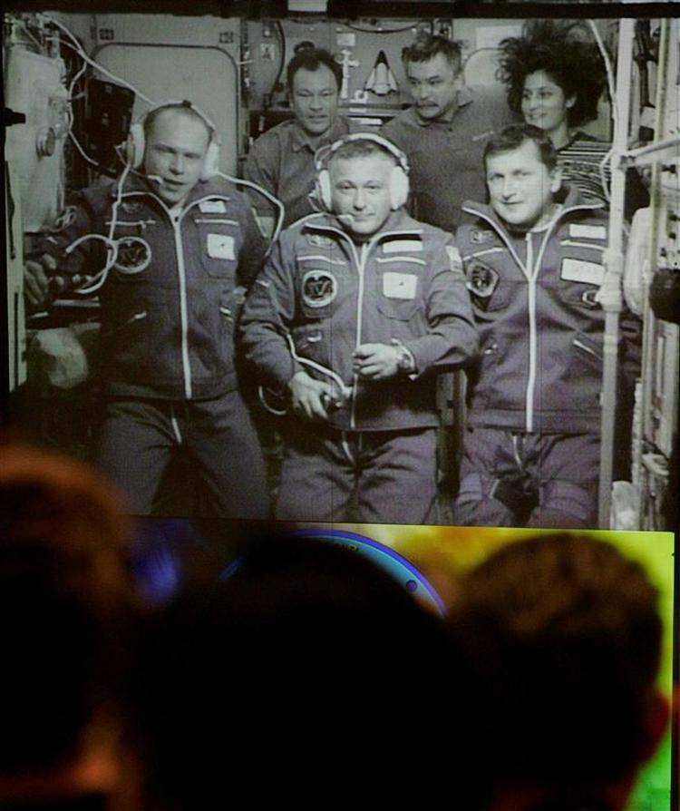 Milliardæren Charles Simonyi, forrest til højre, har betalt 140 millioner kroner for sin rumrejse. 